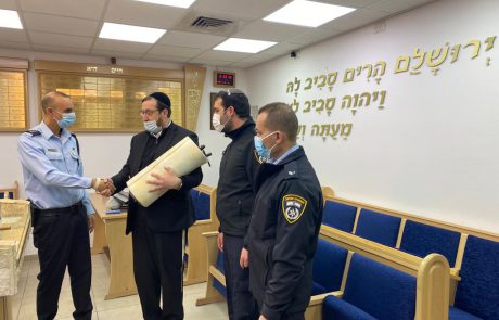 השוטרים השיבו את ספרי התורה שנגנבו בסוף השבוע האחרון מבית הכנסת בירושלים