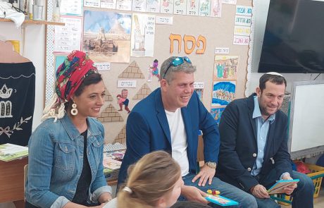 עמיעד טאוב ויוסי דגן עם ילדי הגן בשומרון
