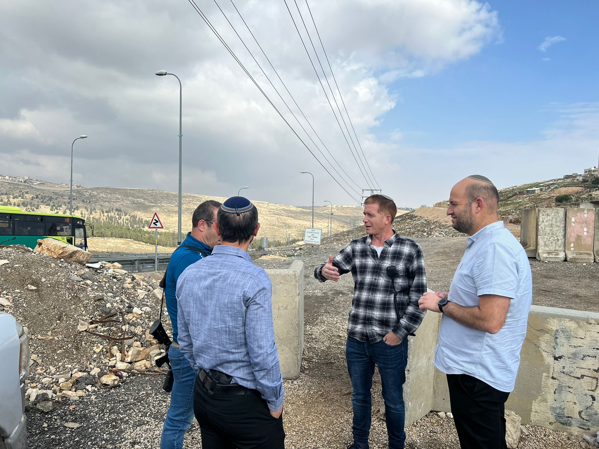 ראש מועצת בנימין ישראל גנץ: "אם זריקות האבנים ימשכו נעביר את פעילות המועצה לחיזמא״