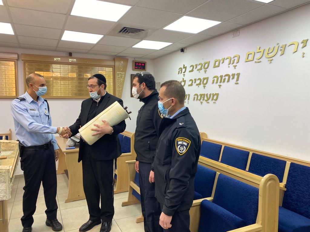 השוטרים השיבו את ספרי התורה שנגנבו בסוף השבוע האחרון מבית הכנסת בירושלים